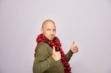 Erkek, fotoğraf kulübesinde poz veriyor.