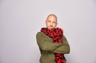 Erkek, fotoğraf kulübesinde poz veriyor.