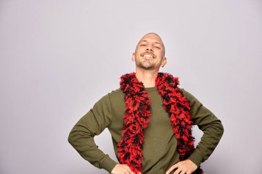 Erkek, fotoğraf kulübesinde poz veriyor.