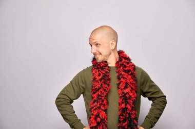 Erkek, fotoğraf kulübesinde poz veriyor.