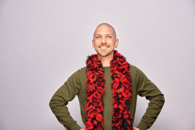 Erkek, fotoğraf kulübesinde poz veriyor.