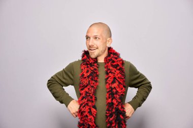 Erkek, fotoğraf kulübesinde poz veriyor.