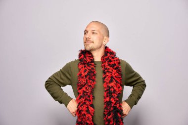 Erkek, fotoğraf kulübesinde poz veriyor.