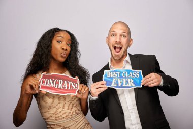 Kadın erkek fotoğraf kabini aksesuarlarıyla poz veriyor