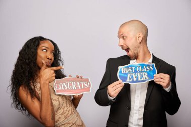 Kadın erkek fotoğraf kabini aksesuarlarıyla poz veriyor