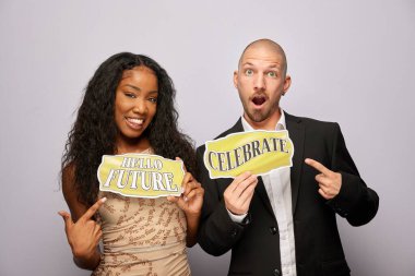 Kadın erkek fotoğraf kabini aksesuarlarıyla poz veriyor