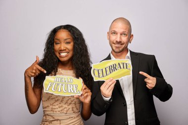 Kadın erkek fotoğraf kabini aksesuarlarıyla poz veriyor