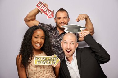 Kadın erkek fotoğraf kabini aksesuarlarıyla poz veriyor