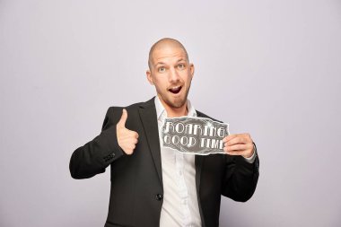 Kadın fotoğraf kulübesinde poz veriyor.