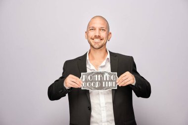 Kadın fotoğraf kulübesinde poz veriyor.