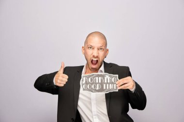 Kadın fotoğraf kulübesinde poz veriyor.