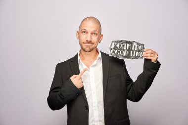 Kadın fotoğraf kulübesinde poz veriyor.