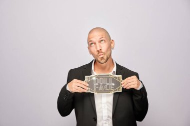 Kadın fotoğraf kulübesinde poz veriyor.