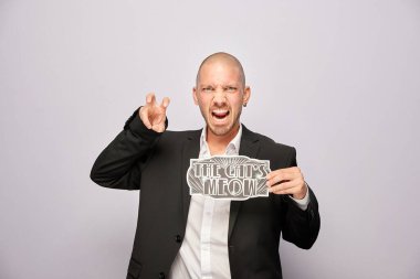 Kadın fotoğraf kulübesinde poz veriyor.