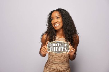 Kadın fotoğraf kulübesinde poz veriyor.