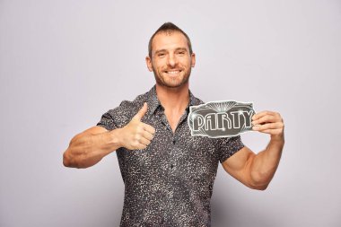 Erkek, fotoğraf kulübesinde poz veriyor.