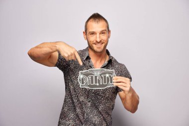 Erkek, fotoğraf kulübesinde poz veriyor.