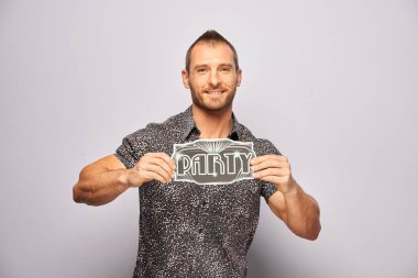 Erkek, fotoğraf kulübesinde poz veriyor.