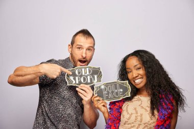 Kadın erkek fotoğraf kabini aksesuarlarıyla poz veriyor