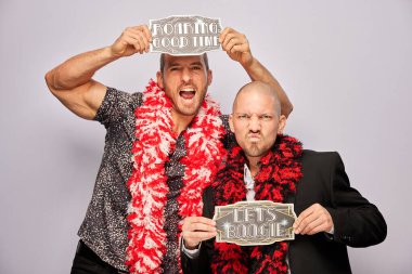 Erkek, fotoğraf kulübesinde poz veriyor.