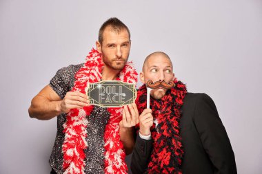 Erkek, fotoğraf kulübesinde poz veriyor.