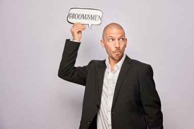 Erkek poz veriyor ve elinde aksesuar var.