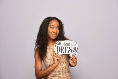 Kadın fotoğraf kulübesinde poz veriyor.