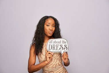 Kadın fotoğraf kulübesinde poz veriyor.