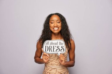 Kadın fotoğraf kulübesinde poz veriyor.