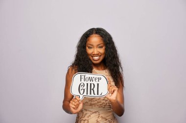 Kadın fotoğraf kulübesinde poz veriyor.