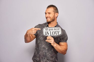 Erkek, fotoğraf kulübesinde poz veriyor.