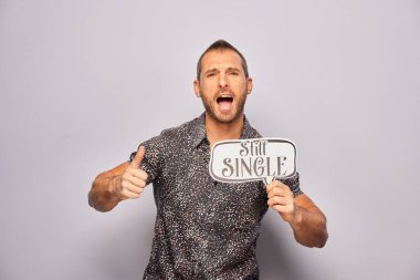 Erkek, fotoğraf kulübesinde poz veriyor.