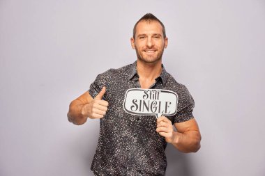 Erkek, fotoğraf kulübesinde poz veriyor.