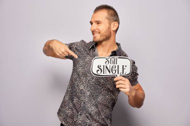 Erkek, fotoğraf kulübesinde poz veriyor.