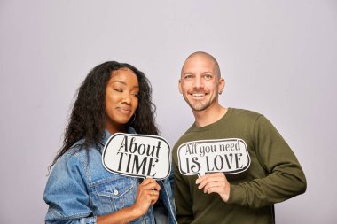 Kadın erkek fotoğraf kabini aksesuarlarıyla poz veriyor