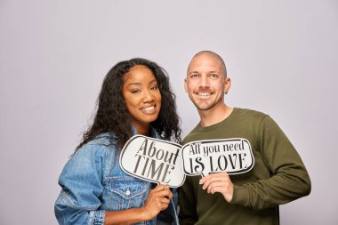 Kadın erkek fotoğraf kabini aksesuarlarıyla poz veriyor