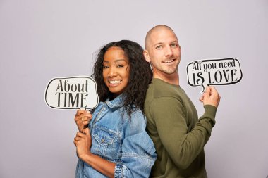 Kadın erkek fotoğraf kabini aksesuarlarıyla poz veriyor