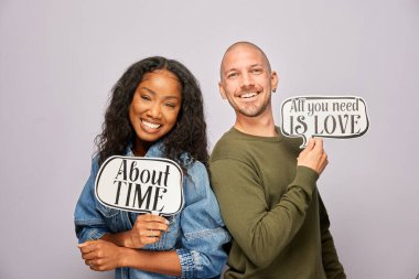 Kadın erkek fotoğraf kabini aksesuarlarıyla poz veriyor