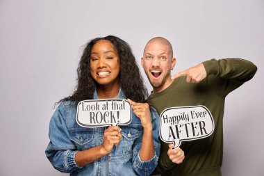 Kadın erkek fotoğraf kabini aksesuarlarıyla poz veriyor