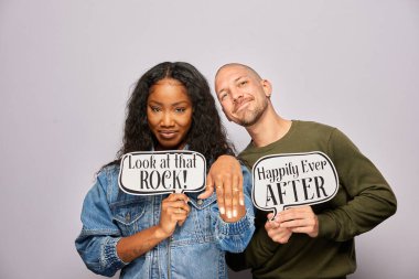 Kadın erkek fotoğraf kabini aksesuarlarıyla poz veriyor