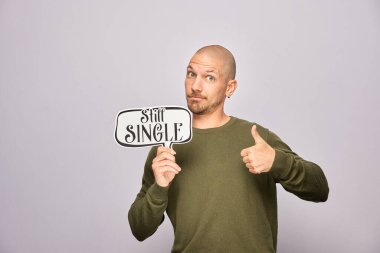 Erkek, fotoğraf kulübesinde poz veriyor.