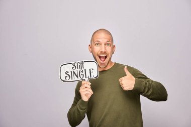 Erkek, fotoğraf kulübesinde poz veriyor.