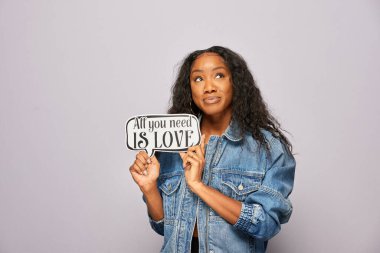 Kadın fotoğraf kulübesinde poz veriyor.