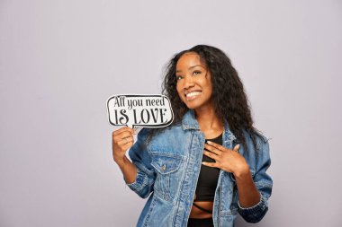 Kadın fotoğraf kulübesinde poz veriyor.