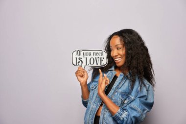 Kadın fotoğraf kulübesinde poz veriyor.