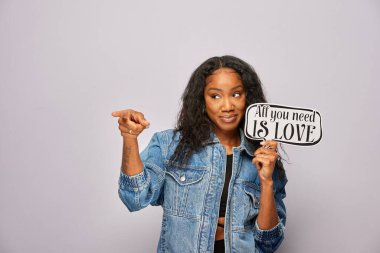 Kadın fotoğraf kulübesinde poz veriyor.