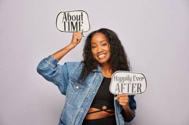 Kadın fotoğraf kulübesinde poz veriyor.