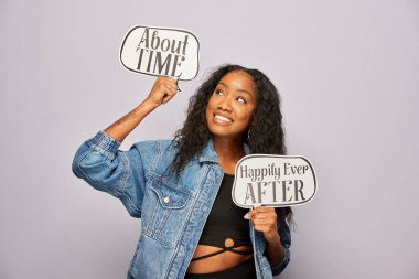 Kadın fotoğraf kulübesinde poz veriyor.