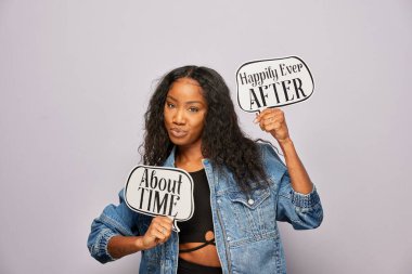 Kadın fotoğraf kulübesinde poz veriyor.