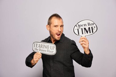 Erkek, fotoğraf kulübesinde poz veriyor.